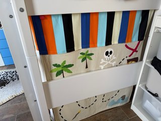 Cama alta Flexa con textiles piratas