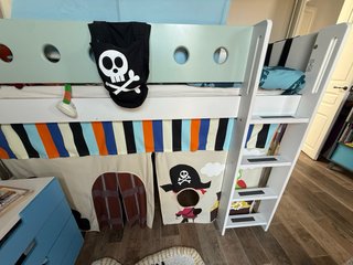 Cama alta Flexa con textiles piratas