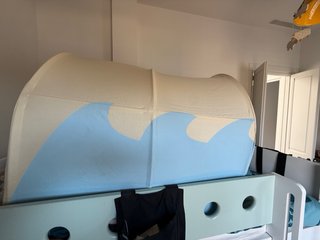 Cama alta Flexa con textiles piratas