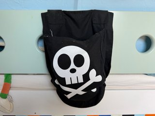 Cama alta Flexa con textiles piratas