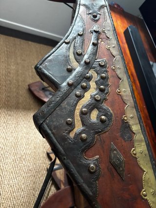 Mesa baja madera Tailandia con detalles metálicos