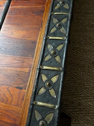 Mesa baja madera Tailandia con detalles metálicos