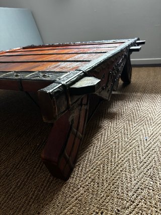 Mesa baja madera Tailandia con detalles metálicos