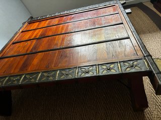 Mesa baja madera Tailandia con detalles metálicos