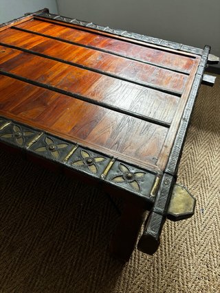 Mesa baja madera Tailandia con detalles metálicos