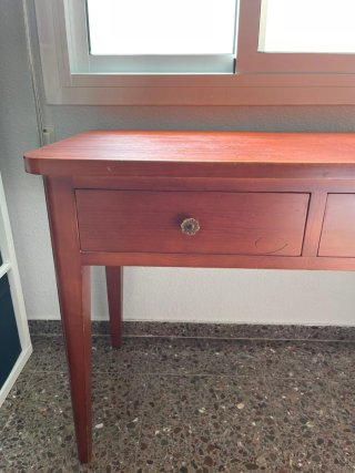 Escritorio de madera con cajones