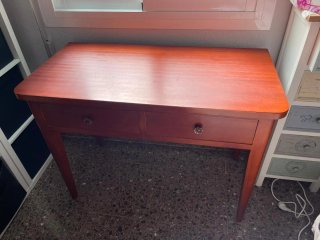 Escritorio de madera con cajones