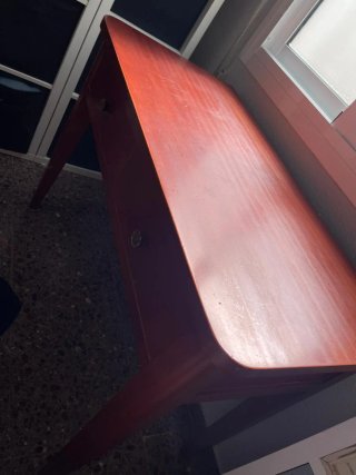 Escritorio de madera con cajones