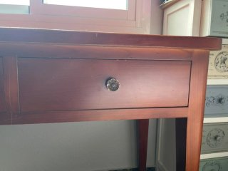 Escritorio de madera con cajones