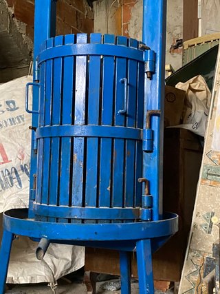 Prensa para uva azul