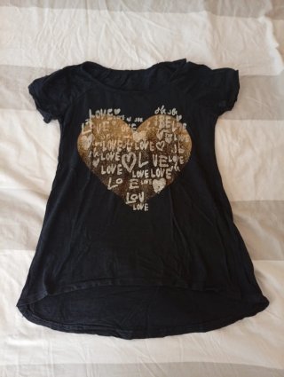 Camiseta negra corazón dorado Talla M