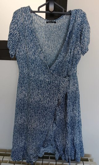 Vestido cruzado azul y blanco
