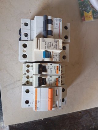 Juego de 5 Interruptores Diferenciales y Térmicos