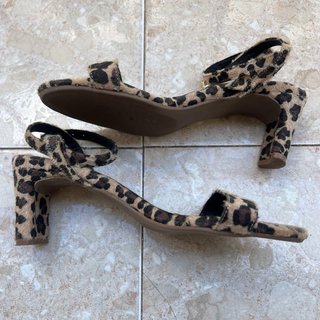 Sandalias de tiras, estampado de leopardo (cuero)