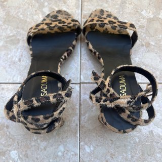 Sandalias de tiras, estampado de leopardo (cuero)