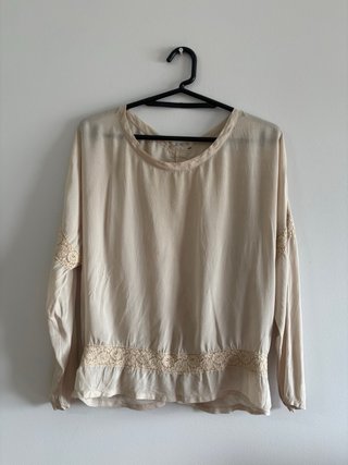 Blusa romántica de seda beige