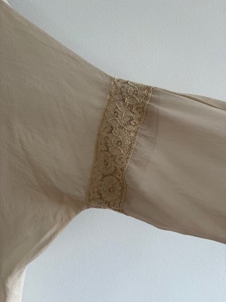 Blusa romántica de seda beige
