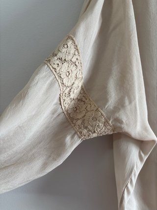 Blusa romántica de seda beige