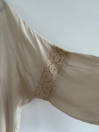 Blusa romántica de seda beige
