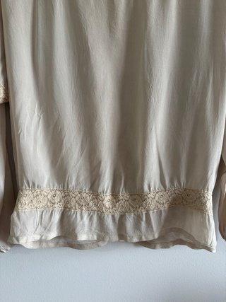 Blusa romántica de seda beige