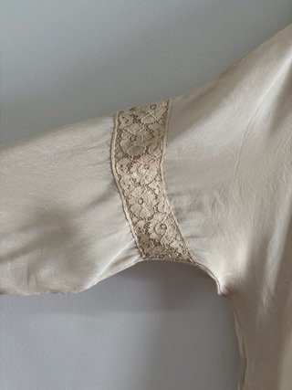 Blusa romántica de seda beige