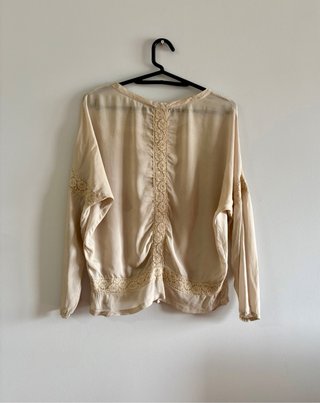 Blusa romántica de seda beige