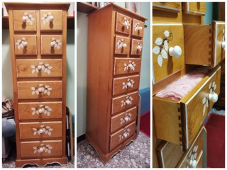 Cómoda de pino macizo con cajones decorados
