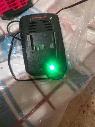 Cargador de Baterías Verde