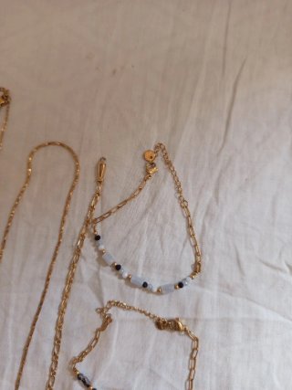 Set di collane e bracciali dorati