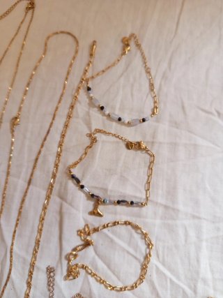 Set di collane e bracciali dorati