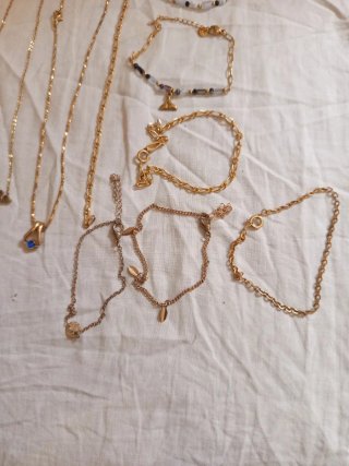 Set di collane e bracciali dorati