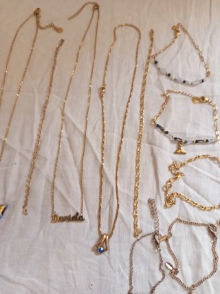 Set di collane e bracciali dorati