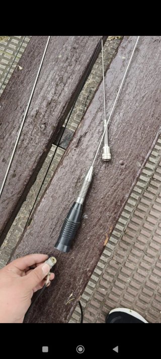 Antena de emisora negra