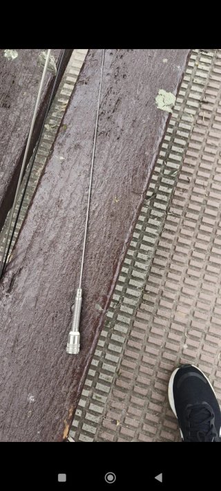 Antena de emisora negra