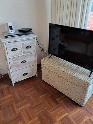 Baúl blanco mimbre para TV