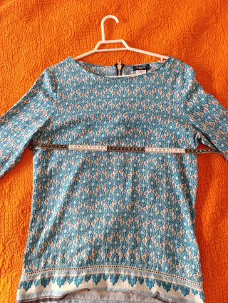 Blusa azul estampada manga 3/4 fluida cuello barco