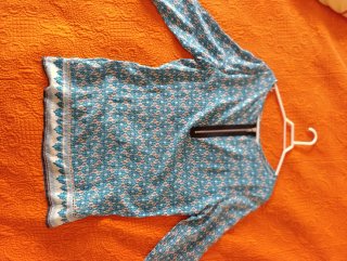 Blusa azul estampada manga 3/4 fluida cuello barco