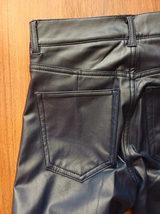 Pantalón efecto piel flare azul marino