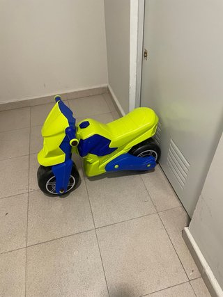 Moto infantil azul y amarilla