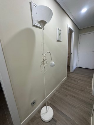 Lámpara de pie Ikea blanca