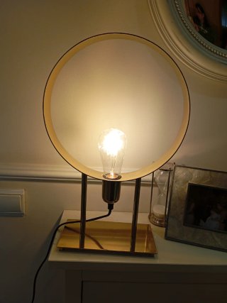 Lámpara de mesa Zara Home dorada.