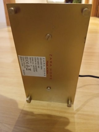 Lámpara de mesa Zara Home dorada.