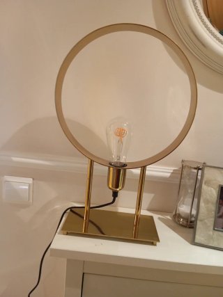Lámpara de mesa Zara Home dorada.