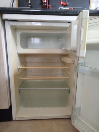 Nevera pequeña blanca