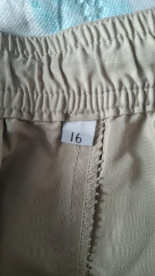Pantalón corto niño beige con logo lagarto