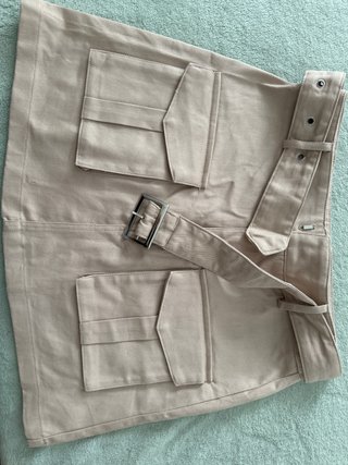Falda corta casual beige con cinturón