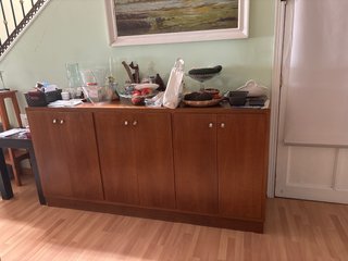 Aparador de madera con puertas