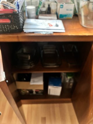 Aparador de madera con puertas