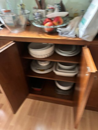 Aparador de madera con puertas