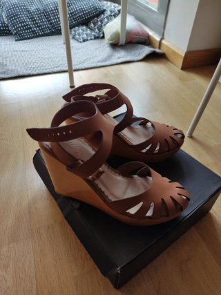 Zapatos de plataforma marrones Mango.